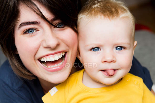 Madre y bebé posando juntos - foto de stock