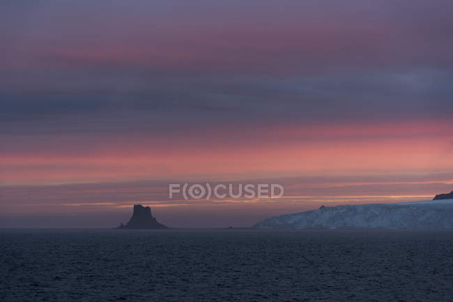 Vista panoramica dell'isola di pietra viva e bel paesaggio marino al tramonto in antarctica — Foto stock