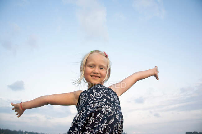 Bambina con le braccia tese — Foto stock