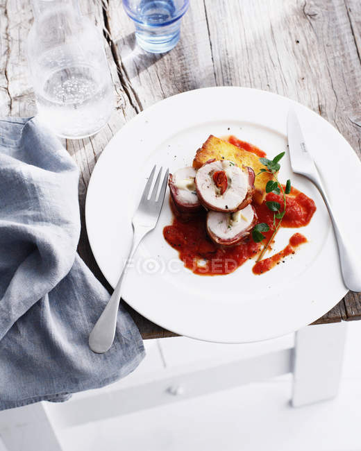 Plate of chicken involtini with tomato — Stock Photo