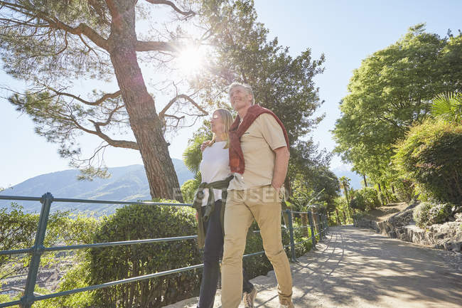 Живописный вид счастливой кавказской взрослой пары, проводящей время вместе на природе — стоковое фото
