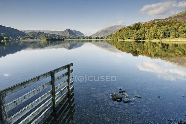 Reflet de paysage dans Grasmere Lake, Grasmere, Cumbria, Royaume-Uni — Photo de stock