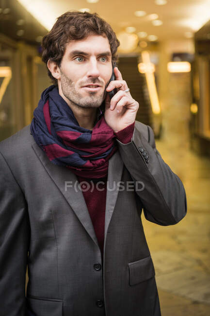 Businessman talking on cell phone — Stock Photo