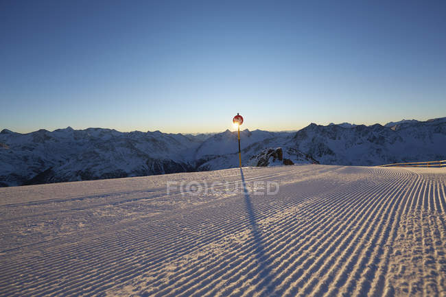 Seta sinal na neve coberto paisagem de montanha — Fotografia de Stock