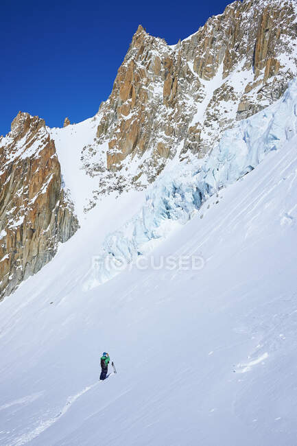 Esquiador solitario en el macizo del Mont Blanc, Alpes de Graia, Francia - foto de stock