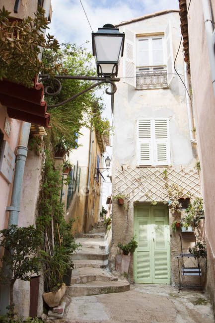 Шаги в переулке между зданиями, Ментон, Франция — стоковое фото