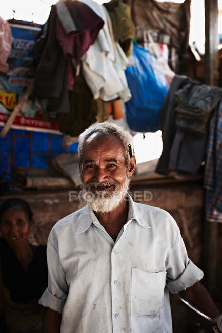 Sonriendo hombre mayor de pie al aire libre - foto de stock
