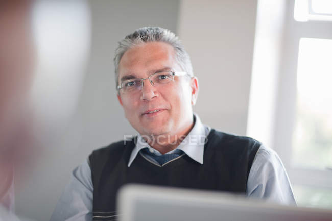 Homme d'affaires parlant en réunion — Photo de stock