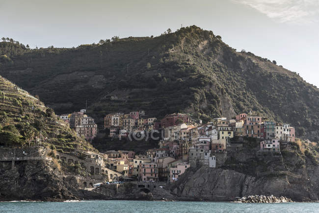Village de pêcheurs à flanc de montagne, Manarola, Cinque Terre, Ligurie, Italie — Photo de stock