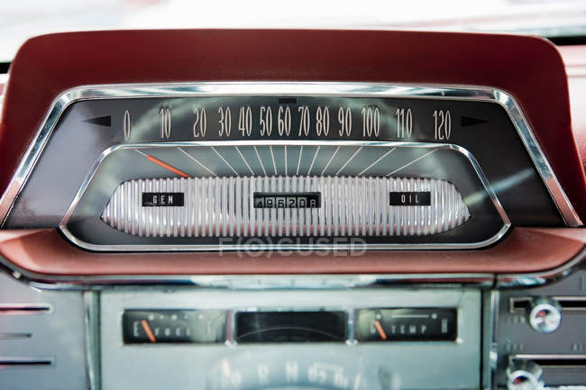 Close up shot of vintage car radio — Stock Photo