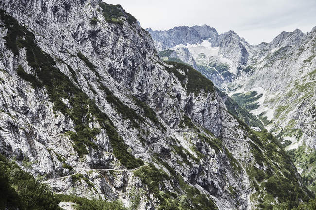 Escena pacífica con majestuosas montañas rocosas en bavaria, Alemania - foto de stock