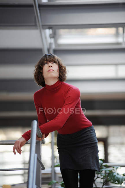 Frau stützt sich auf Geländer, selektiver Fokus — Stockfoto