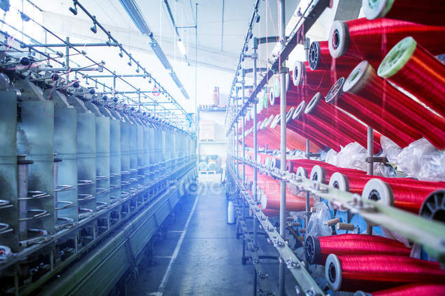 Production de corde dans l'usine qui fabrique des produits pour la navigation de plaisance et le camping — Photo de stock