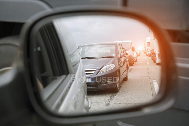 Vue en miroir de l'aile des rangées de trafic faisant la queue sur l'autoroute — Photo de stock