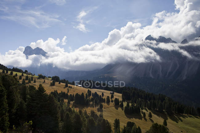 Vista di basse nuvole sulle montagne, Dolomiti, Plose, Alto Adige, Italia — Foto stock