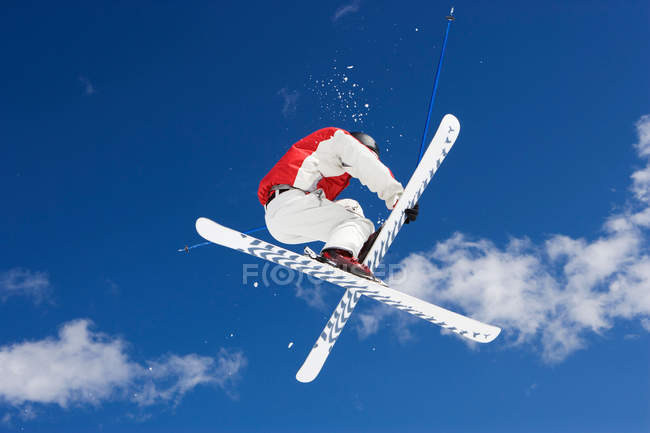 Skieur effectuant tour de saut — Photo de stock