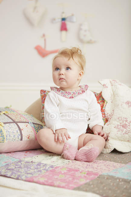 Ritratto di bambino seduto accanto a cuscini — Foto stock