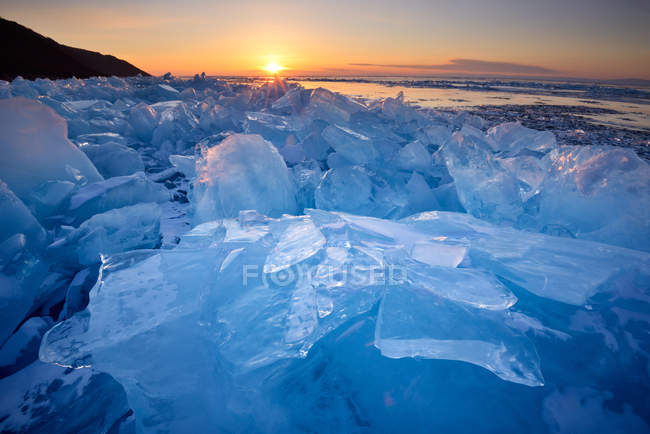 Ghiaccio rotto impilato al tramonto, Lago Baikal, Isola di Olkhon, Siberia, Russia — Foto stock