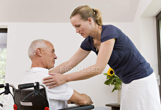 Donna aiutare l'uomo anziano — Foto stock