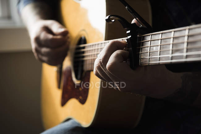 Imagen recortada del hombre tocando la guitarra - foto de stock
