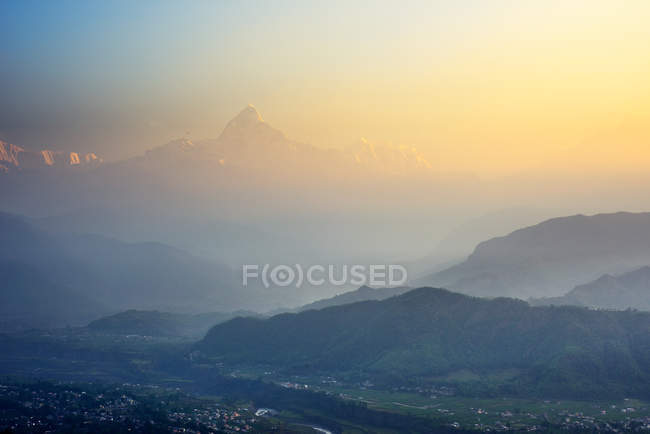 Vista panorámica de Pokhara con niebla, Nepal - foto de stock