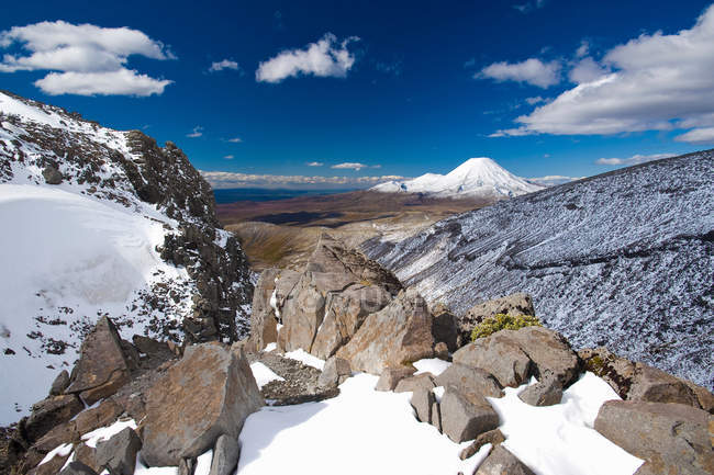 Скалы на снежных горах — стоковое фото