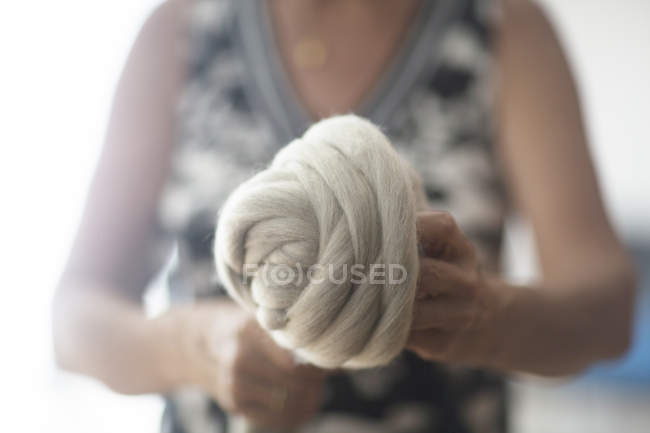 Femme tenant boule de laine pour feutrage — Photo de stock
