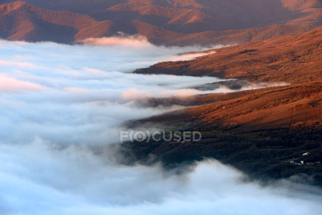 Vista de la niebla del valle de la montaña desde la montaña Demergi del Sur, Crimea, Ucrania - foto de stock