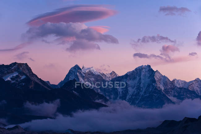 Снігові гори і хмари — стокове фото