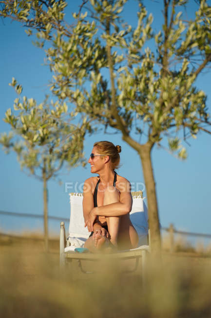 Sorridente donna prendere il sole all'aperto — Foto stock