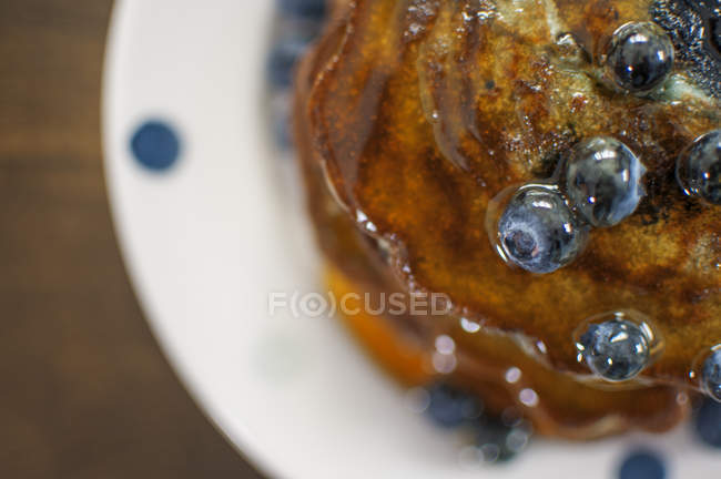 Close up shot of blueberry pancakes with maple syrup — Stock Photo