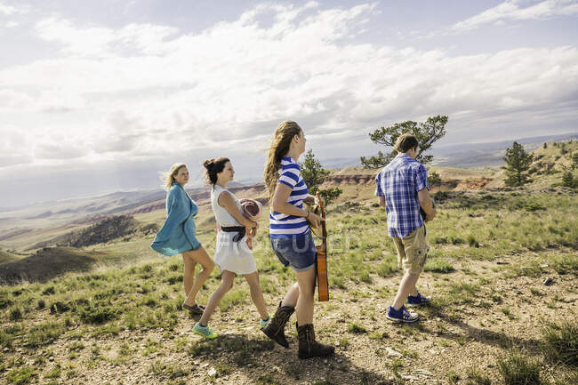 Teenagermädchen und junge erwachsene Freunde zu Fuß in Hügeln, Bridger, Montana, USA — Stockfoto