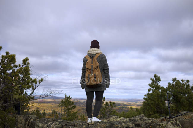 Jovem mulher em pé na montanha, olhando para a vista, Oblast de Sverdlovsk, Rússia — Fotografia de Stock