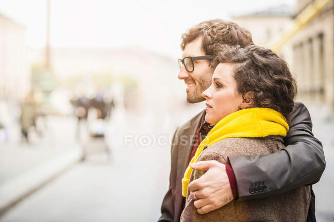 Paar umarmt sich auf Stadtstraße — Stockfoto