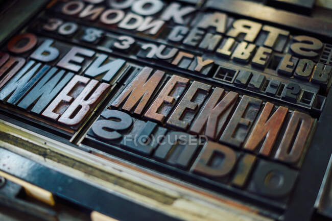 Detalle plano de letras de tipografía de madera en taller de impresión - foto de stock