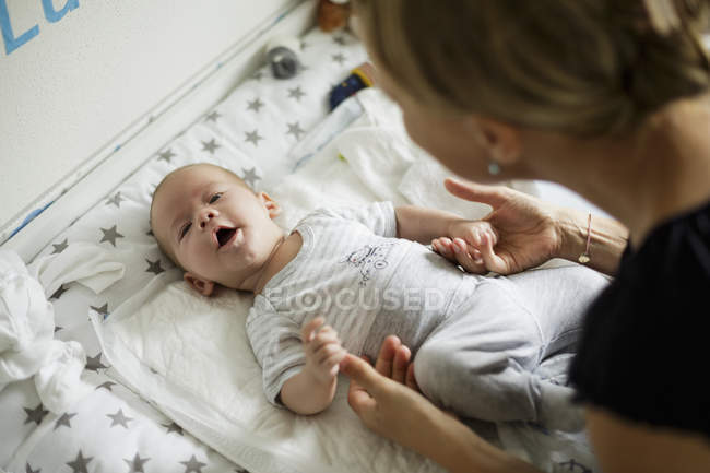 Par-dessus la vue d'épaule de la mère communiquant avec le bébé fils — Photo de stock