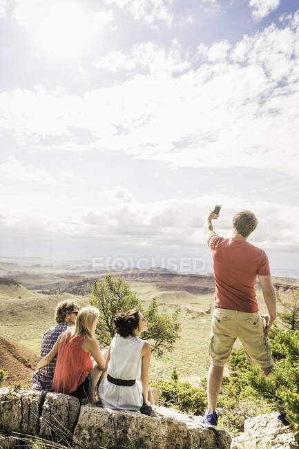 Giovane con gli amici scattare selfie smartphone nel paesaggio, Bridger, Montana, Stati Uniti — Foto stock