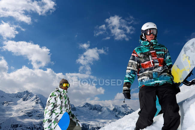 Snowboarders au sommet d'une montagne enneigée — Photo de stock