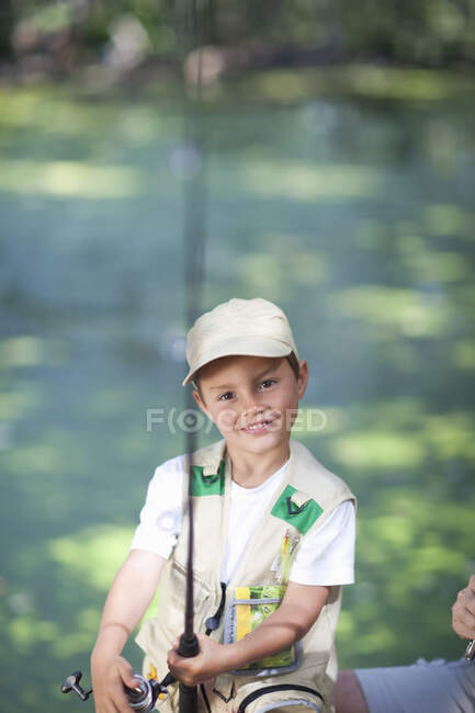 Хлопчик з рибальським стрижнем — стокове фото