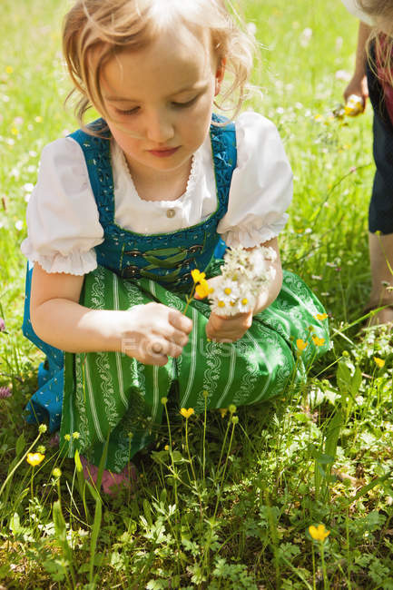 Menina em roupas tradicionais da Baviera — Fotografia de Stock