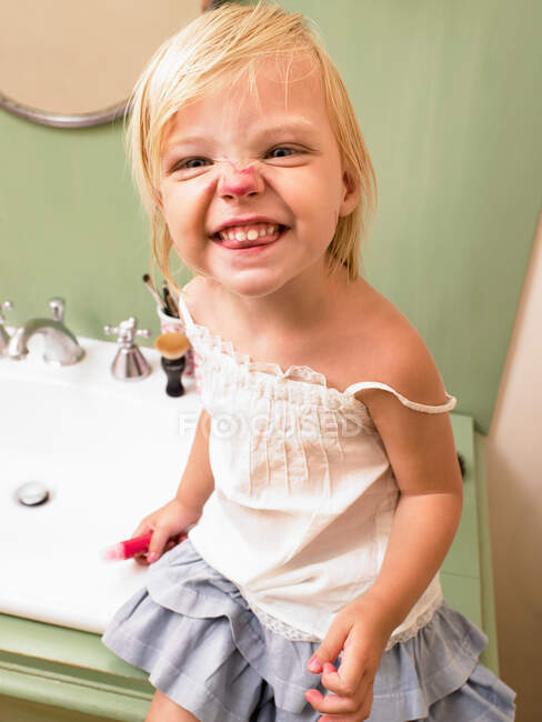 Bambina con il trucco sul naso — Foto stock