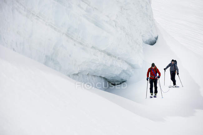 Bergsteiger Skitouren auf schneebedeckten Bergen, Saas Fee, Schweiz — Stockfoto