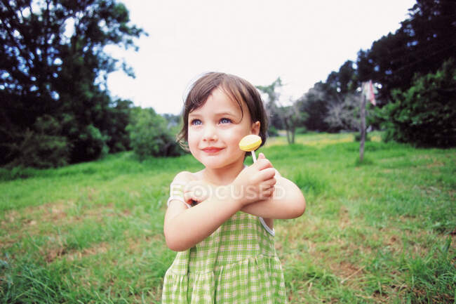 Маленька дівчинка тримає льодяник — стокове фото