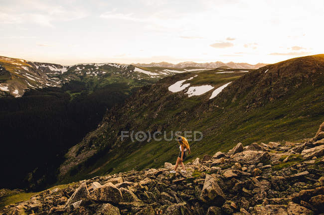 Donna in affioramento roccioso, Rocky Mountain National Park, Colorado, USA — Foto stock