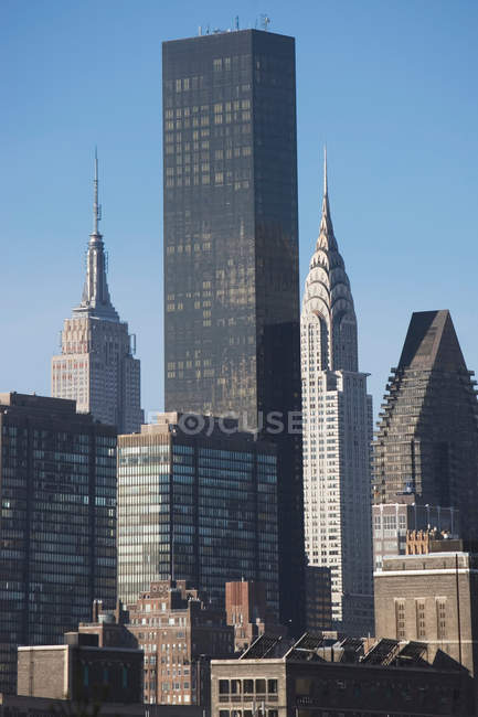 Observando la vista de los rascacielos de la ciudad de Nueva York durante el día - foto de stock