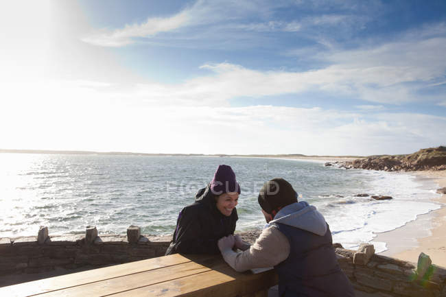Paar genießt Meer, Connemara, Irland — Stockfoto