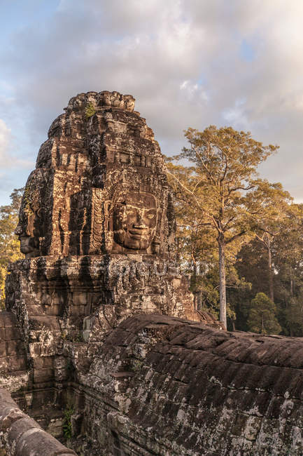 Cara de piedra, Templo de Bayon, Angkor Thom, Camboya - foto de stock