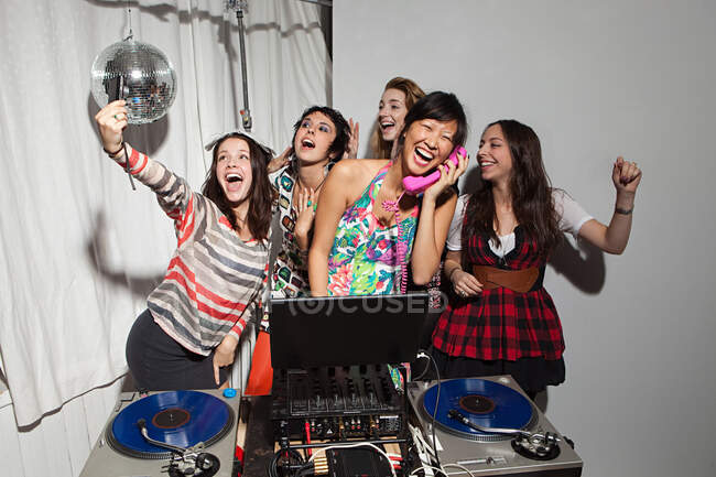Disco jockeys dançando na festa — Fotografia de Stock
