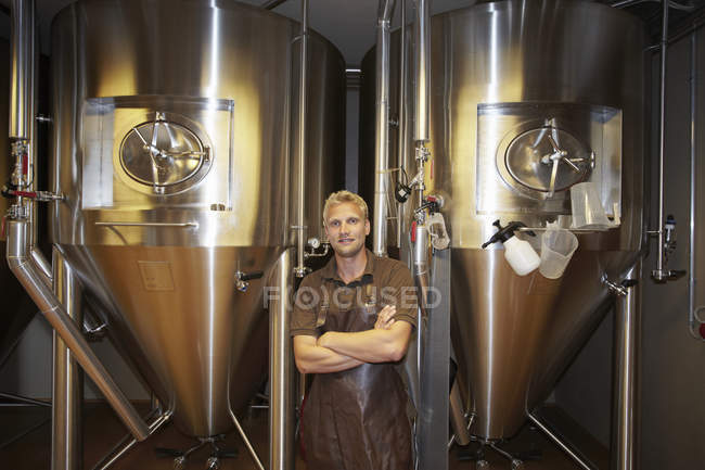 Работник пивоварни смотрит в камеру — стоковое фото
