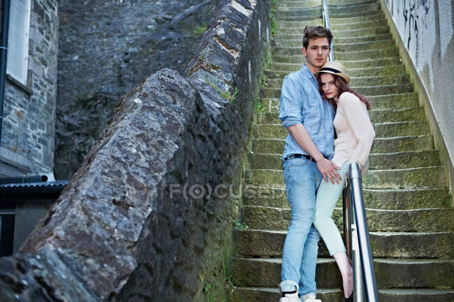 Couple standing on urban steps — Stock Photo